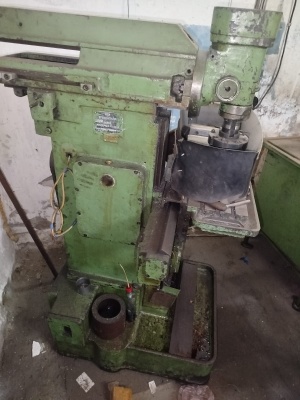 Универсально-фрезерный станок 675