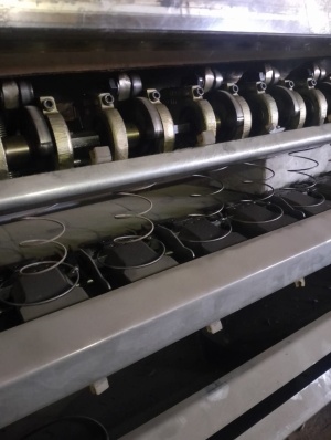 Полуавтоматический сборочный станок для пружинных блоков