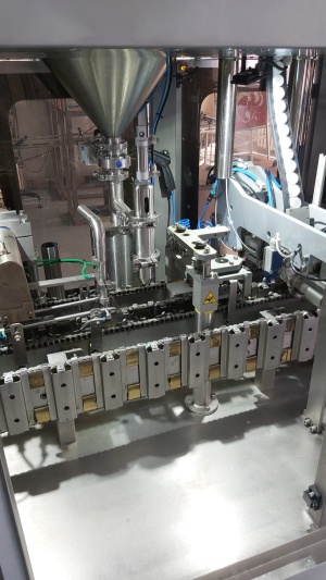 Автомат розлива и упаковки жидких продуктов в картонную упаковку типа PURE PAK «АЛЬТЕР- 04А 1500» с аппликатором крышки