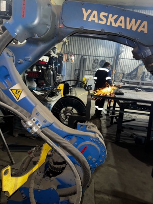 Сварочный робот Yaskawa AR 1440 с вращателем