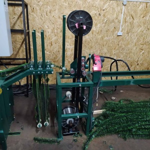 Станок по насечке пленки для производства ритуальной хвои