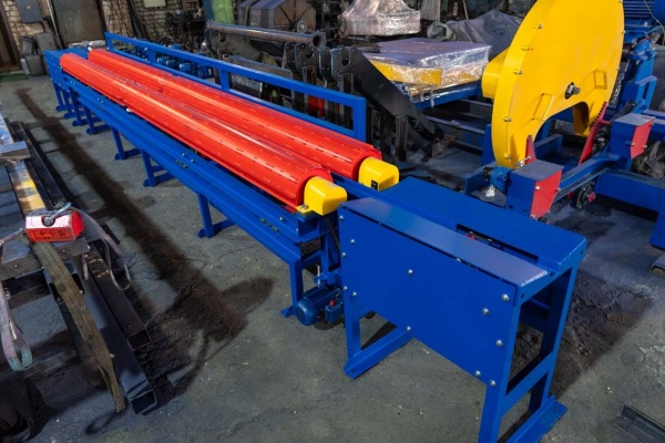 Кантователи бревен. Электромеханическое кантование бревна вокруг своей оси для ориентированной подачи материала в станок • Данная конструк