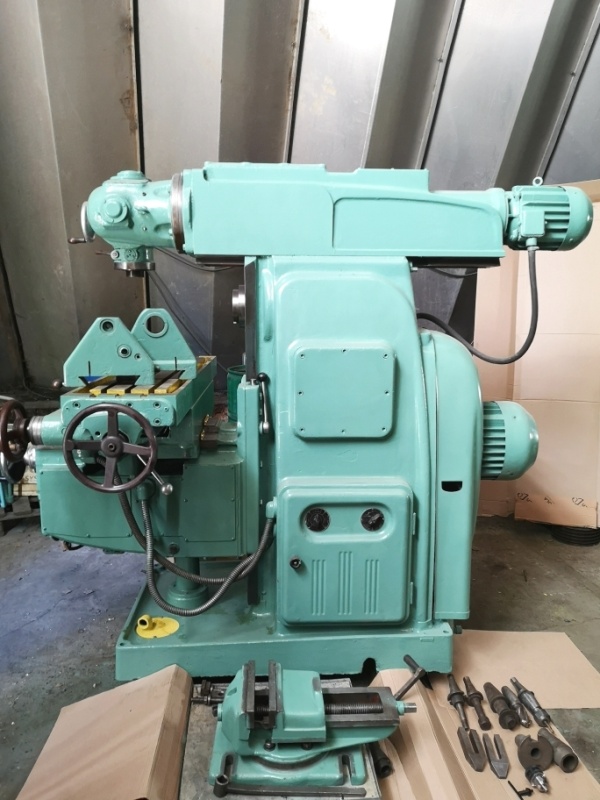 СТАНОК универсально-фрезерный 6М82Ш из НИИ с ОСНАСТКОЙ