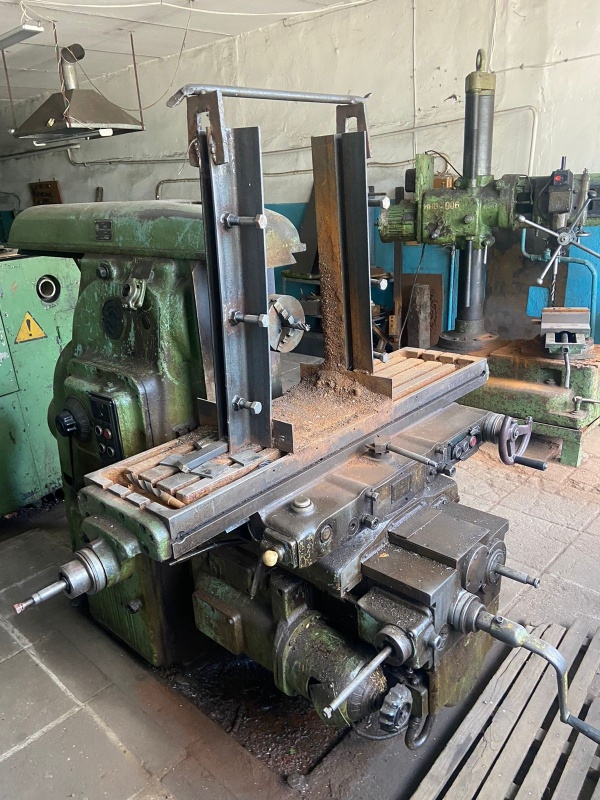 Фрезерный станок 6М82