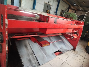 Ножницы гильотинные гидравлические QC12Y 4x3200 с ЧПУ e10-s