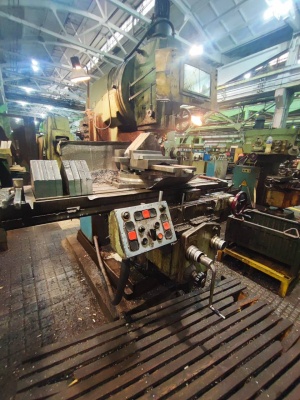 Вертикально-фрезерный 6Т13