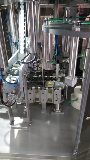 Автомат розлива и упаковки жидких продуктов в картонную упаковку типа PURE PAK «АЛЬТЕР- 04А 1500» с аппликатором крышки