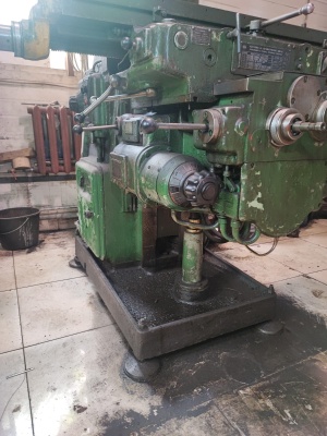 Широкоуниверсальный фрезерный станок 6М82Ш