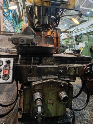 Вертикально-фрезерный 6Т13