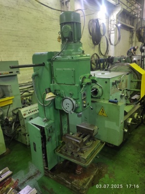 Вертикальный сверлильный станок 2н135