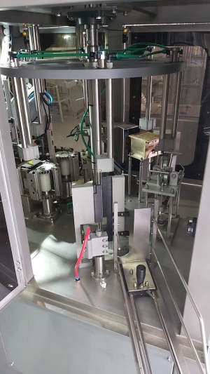 Автомат розлива и упаковки жидких продуктов в картонную упаковку типа PURE PAK «АЛЬТЕР- 04А 1500» с аппликатором крышки