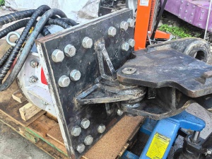 Гидровращатель для экскаватора PB rock ADU 1500