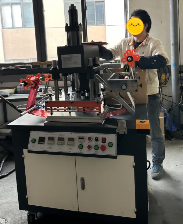 Полуавтоматический пресс для тиснения 