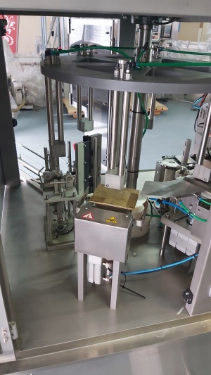 Автомат розлива и упаковки жидких продуктов в картонную упаковку типа PURE PAK «АЛЬТЕР- 04А 1500» с аппликатором крышки