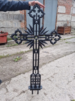 Крест могильный