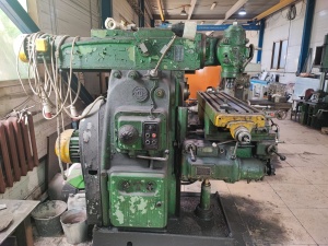 Широкоуниверсальный фрезерный станок 6М82Ш