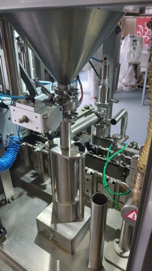 Автомат розлива и упаковки жидких продуктов в картонную упаковку типа PURE PAK «АЛЬТЕР- 04А 1500» с аппликатором крышки