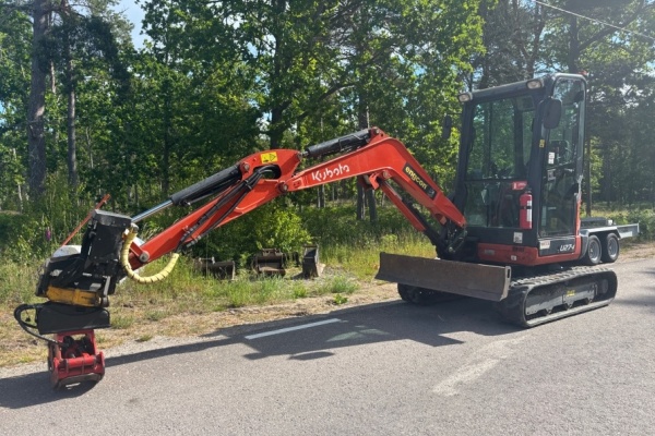 Экскаватор Kubota U27-4 с прицепом для машины