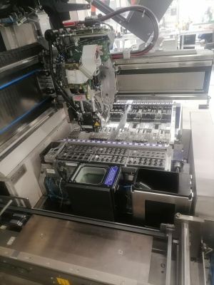 Автомат поверхностного монтажа электро-компонентов