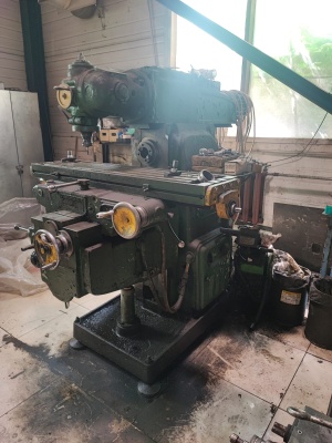 Широкоуниверсальный фрезерный станок 6М82Ш