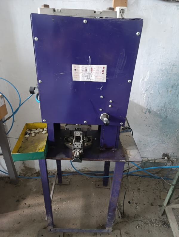 Машина для обжима жил провода в арматуре литых электровилок и оконцевателях