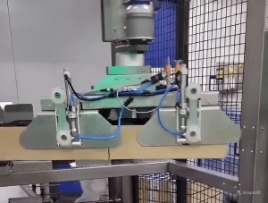 Параллельный захват для одновременной укладки двух коробок