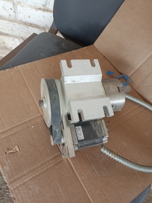 Четвертая координата вращательная: передняя бабка с патроном и шаговым двигателем + задняя бабака