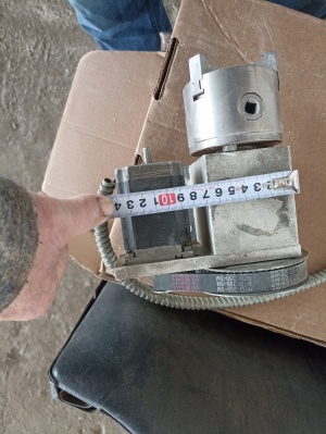 Четвертая координата вращательная: передняя бабка с патроном и шаговым двигателем + задняя бабака