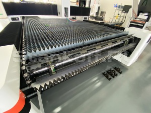 Оптоволоконный лазерный станок с автоматической рулонной подачей и конвейерным столом XTC-1560K/3000 Raycus/Reci