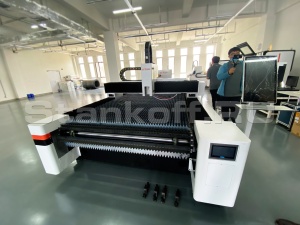 Оптоволоконный лазерный станок с автоматической рулонной подачей и конвейерным столом XTC-1560K/3000 Raycus/Reci