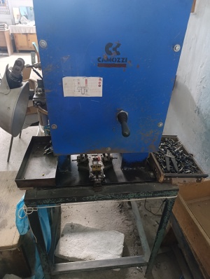 Машина для обжима жил провода в арматуре литых электровилок и оконцевателях