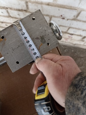 Четвертая координата вращательная: передняя бабка с патроном и шаговым двигателем + задняя бабака