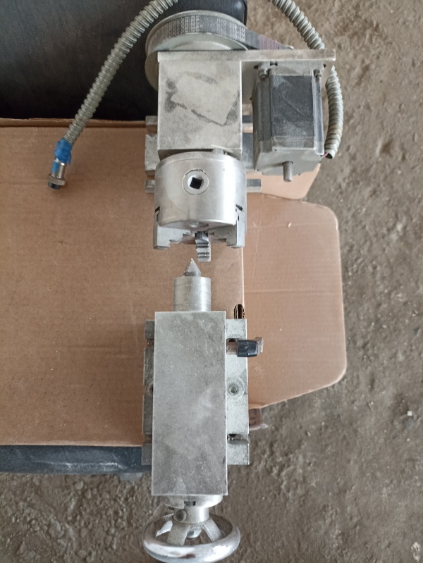 Четвертая координата вращательная: передняя бабка с патроном и шаговым двигателем + задняя бабака