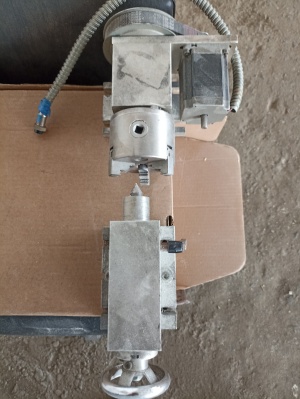 Четвертая координата вращательная: передняя бабка с патроном и шаговым двигателем + задняя бабака