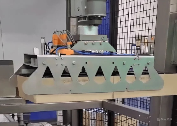 Параллельный захват для одновременной укладки двух коробок