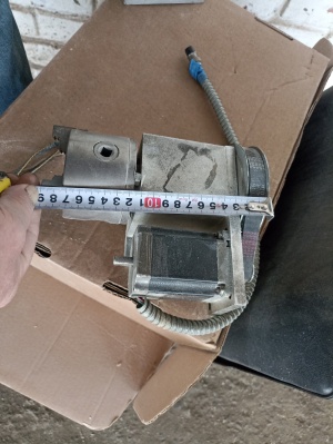 Четвертая координата вращательная: передняя бабка с патроном и шаговым двигателем + задняя бабака