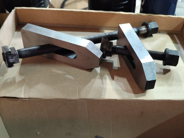 Прижимы для фрезерного станка