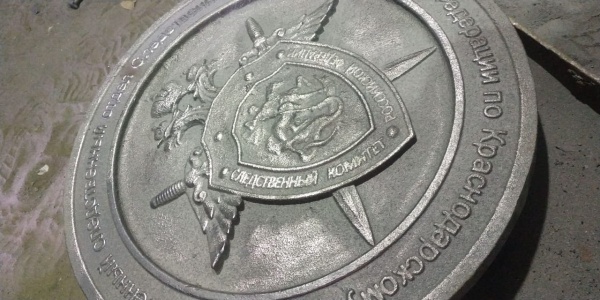 Люк чугунный с логотипом