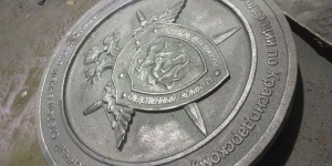 Люк чугунный с логотипом