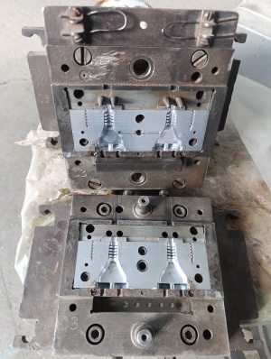 Термопластавтомат ДЕ 3330 Ф1 на 125 см3