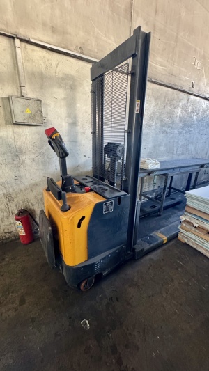 штабелёр электрический самоходный (на 1500кг)