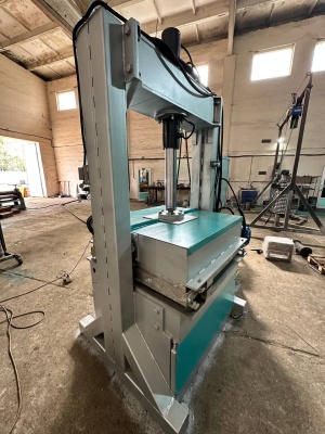 Пресс гидравлический для производства резиновой плитки