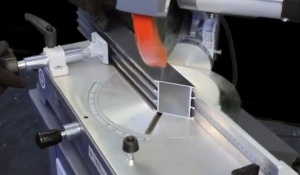 Торцовочный портативный станок по алюминию Fen-is FN320 Фенис c регулировкой пилы по вертикали и горизонтали