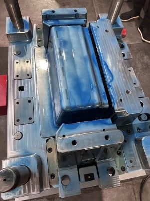 пресс-формы 22 штуки, для литья пластиковых деталей холодильников