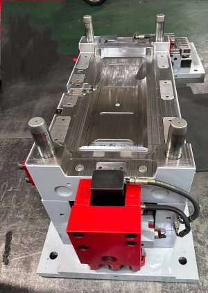 пресс-формы 22 штуки, для литья пластиковых деталей холодильников