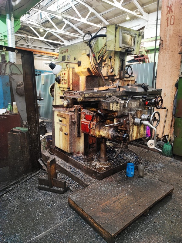 Вертикально-фрезерный станок вм127м (2594)