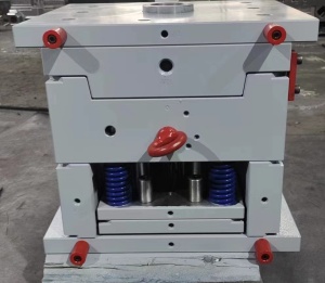 пресс-формы 22 штуки, для литья пластиковых деталей холодильников