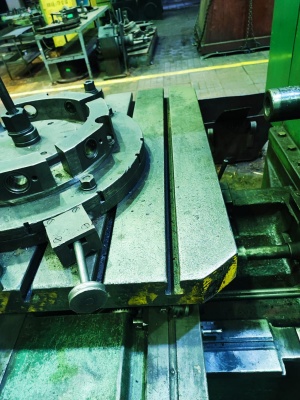 Горизонтально-расточной станок 2л614