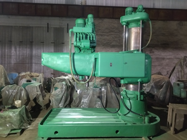 Радиально-сверлильный промышленный станок 2М57