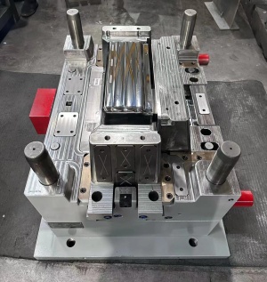 пресс-формы 22 штуки, для литья пластиковых деталей холодильников